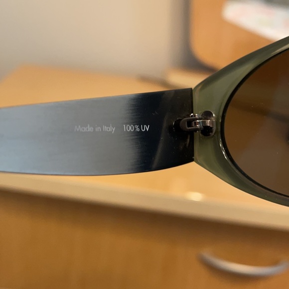 Mossimo Stingray 100% UV White Frame Sunglasses - Picture 4 of 9